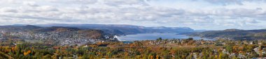 Hava bulutlu ve güneşli bir gün sırasında Atlas Okyanusu kıyısında bir modern şehir panoramik manzaralı. Köşe çayı, Newfoundland, Kanada'da alınan.