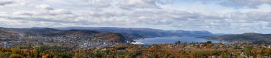 Hava bulutlu ve güneşli bir gün sırasında Atlas Okyanusu kıyısında bir modern şehir panoramik manzaralı. Köşe çayı, Newfoundland, Kanada'da alınan.