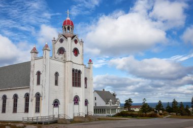 Aguathuna, Newfoundland, Canada - 11 Ekim 2018: Our Lady of Mercy Kilisesi Müzesi bulutlu ve güneşli sabah sırasında.