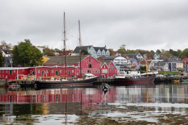 Lunenburg, Nova Scotia, Kanada - 7 Ekim 2018: Güzel bir bulutlu gün boyunca Atlantik okyanus kıyısında tarihi bir liman manzarasına.