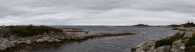 Kayalık bir bulutlu sabah sırasında Atlantik Okyanusu kıyısında doğal görünümünü. Peggy Cove, Halifax, Nova Scotia, Kanada yakınlarında bulunan