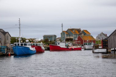 Peggy Cove, Halifax, Nova Scotia, Kanada - 7 Ekim 2018: Doğal kayalık bir Atlantik Okyanusu kıyısında yakınlarındaki küçük bir kasabada görünümünü.