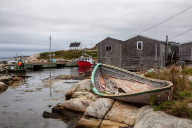 Peggy Cove, Halifax, Nova Scotia, Kanada - 7 Ekim 2018: Doğal kayalık bir Atlantik Okyanusu kıyısında yakınlarındaki küçük bir kasabada görünümünü.