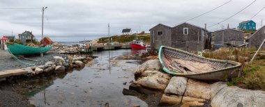 Peggy Cove, Halifax, Nova Scotia, Kanada - 7 Ekim 2018: Doğal kayalık bir Atlantik Okyanusu kıyısında yakınlarındaki küçük bir kasabada görünümünü.