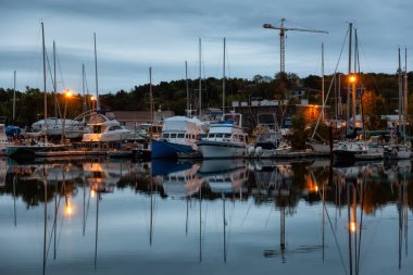 Armdale, Halifax, Nova Scotia, Kanada - 7 Ekim 2018: Bulutlu gün doğumu Armdale yat kulübü.