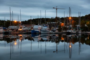 Armdale, Halifax, Nova Scotia, Kanada - 7 Ekim 2018: Bulutlu gün doğumu Armdale yat kulübü.
