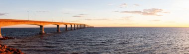 Prince Edward Island köprüye Konfederasyonu panoramik manzaralı canlı güneşli gün doğumu sırasında. Cape Jourimain Ulusal Yaban hayatı alanı, New Brunswick, Kanada içinde alınan.