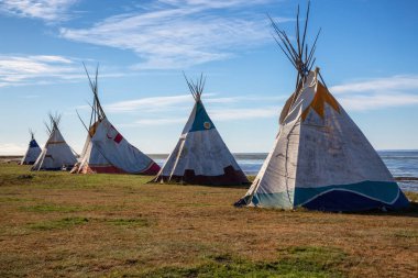 Gesgapegiag, Quebec, Kanada - 5 Ekim 2018: Kuzey Amerika Kızılderili Teepee canlı bir güneşli gün boyunca Atlantik Okyanusu kıyıya yakın.