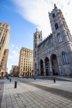 Montreal, Quebec, Kanada - 1 Ekim 2018: Güneşli bir gün boyunca Montreal Notre-Dame Basilica.
