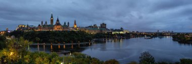 Ottawa, Ontario, Kanada - 30 Eylül 2018: Panoramik şehir merkezinde Ottawa ve Kanada Parlamentosu.