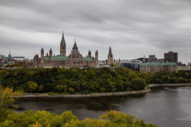 Ottawa, Ontario, Kanada - 30 Eylül 2018: Doğal görünümü Downtown Ottawa ve Kanada Parlamentosu.