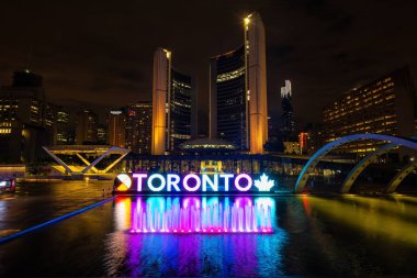 Toronto, Ontario, Kanada - 28 Eylül. 2018: Toronto Belediye Binası şehir merkezinde şehrin gece süre içinde.
