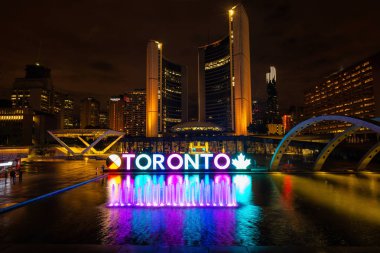 Toronto, Ontario, Kanada - 28 Eylül. 2018: Toronto Belediye Binası şehir merkezinde şehrin gece süre içinde.