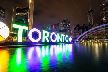 Toronto, Ontario, Kanada - 28 Eylül. 2018: Toronto Belediye Binası şehir merkezinde şehrin gece süre içinde.