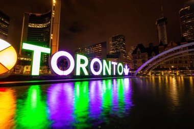 Toronto, Ontario, Kanada - 28 Eylül. 2018: Toronto Belediye Binası şehir merkezinde şehrin gece süre içinde.