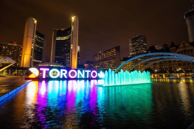 Toronto, Ontario, Kanada - 28 Eylül. 2018: Toronto Belediye Binası şehir merkezinde şehrin gece süre içinde.