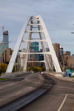 Edmonton, Alberta, Kanada - 25 Eylül 2018: Güneşli bir gün boyunca güzel bir modern şehir panoramik manzaralı.