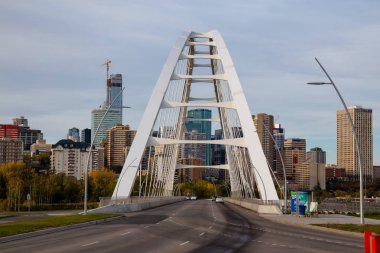 Edmonton, Alberta, Kanada - 25 Eylül 2018: Güneşli bir gün boyunca güzel bir modern şehir panoramik manzaralı.