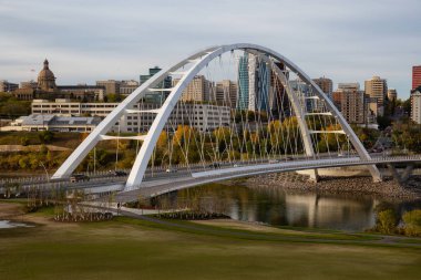 Edmonton, Alberta, Kanada - 25 Eylül 2018: Güneşli bir gün boyunca güzel bir modern şehir panoramik manzaralı.
