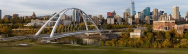 Edmonton, Alberta, Kanada - 25 Eylül 2018: Güneşli bir gün boyunca güzel bir modern şehir panoramik manzaralı.