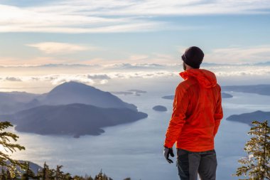 Maceracı adam kış günbatımı sırasında bir dağın tepesinde güzel manzarayı. Mnt Harvey, Vancouver, Bc, Kanada yakın üzerinde gerçekleştirilen.