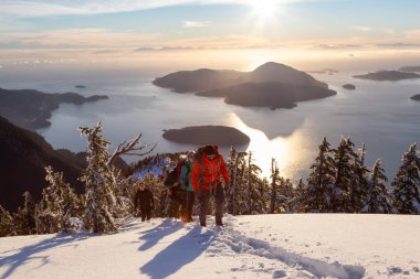 Mnt Harvey, Kuzey Vancouver, Bc, Kanada - 20 Ocak 2019: maceracı arkadaş canlı kış günbatımı sırasında bir dağın tepesine hiking.