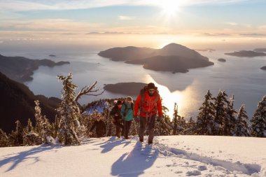 Mnt Harvey, Kuzey Vancouver, Bc, Kanada - 20 Ocak 2019: maceracı arkadaş canlı kış günbatımı sırasında bir dağın tepesine hiking.