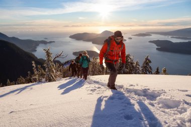 Mnt Harvey, Kuzey Vancouver, Bc, Kanada - 20 Ocak 2019: maceracı arkadaş canlı kış günbatımı sırasında bir dağın tepesine hiking.