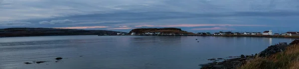 曇り日没の間に大西洋の海岸にある小さな町 ローリー 北部の Newfounland カナダでの撮影 — ストック写真
