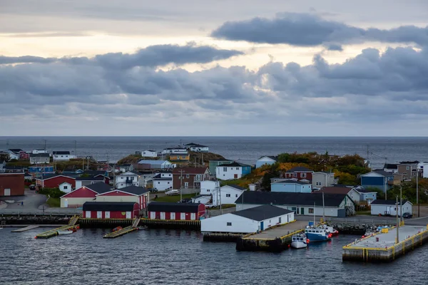 Bostäder Liten Stad Den Klippiga Atlantic Ocean Kusten Molnig Solnedgång — Stockfoto