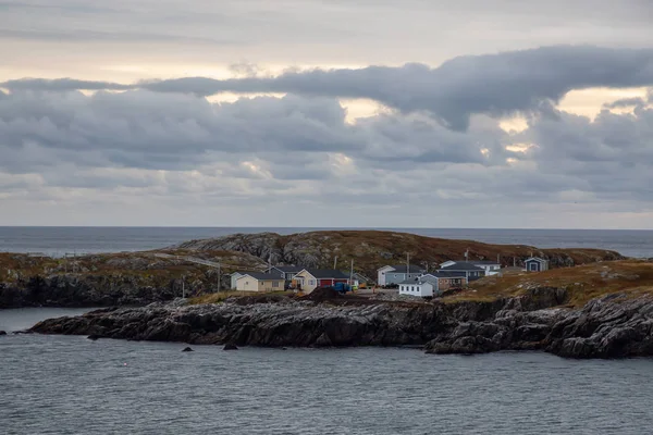 Bostäder Liten Stad Den Klippiga Atlantic Ocean Kusten Molnig Solnedgång — Stockfoto