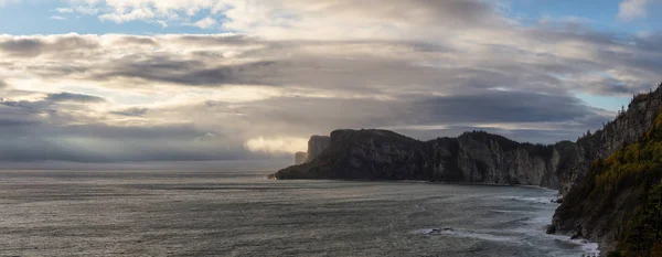 Impresionante Paisaje Panorámico Una Costa Rocosa Durante Amanecer Nublado Tomado —  Fotos de Stock