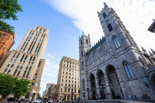 Montreal, Quebec, Kanada - 1 Ekim 2018: Güneşli bir gün boyunca Montreal Notre-Dame Basilica.