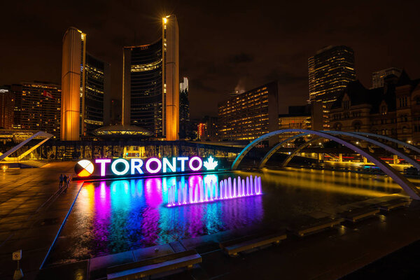 Торонто, Онтарио, Канада - 28 сентября. 2018: Городская ратуша Торонто в центре города ночью
.
