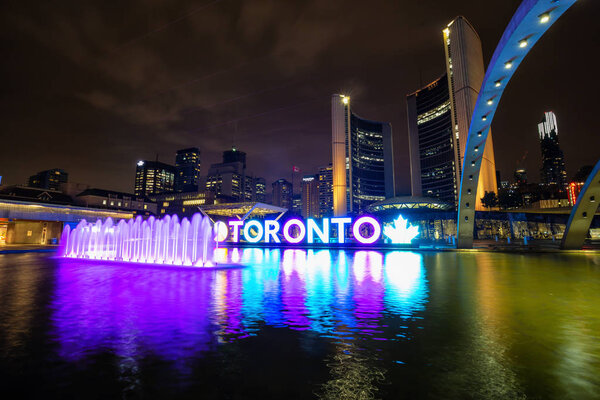 Торонто, Онтарио, Канада - 28 сентября. 2018: Городская ратуша Торонто в центре города ночью
.