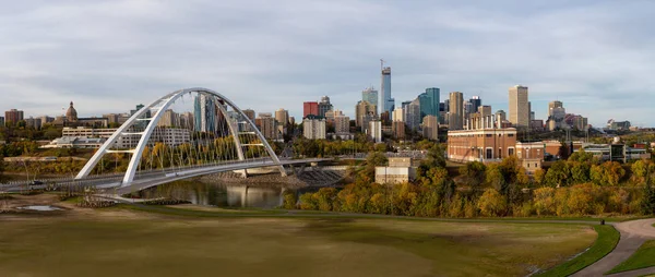Edmonton, Alberta, Kanada - 25 Eylül 2018: Güneşli bir gün boyunca güzel bir modern şehir panoramik manzaralı.