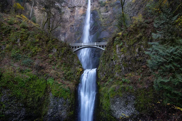 Hermosa Vista Puente Que Cruza Río Con Cataratas Multnomah Fondo — Foto de Stock