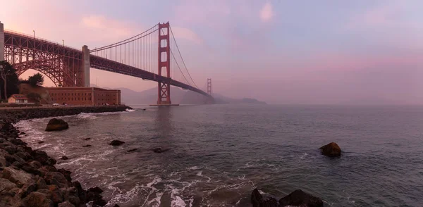 Bir Bulutlu Gün Batımı Sırasında Güzel Görünümü Golden Gate Köprüsü — Stok fotoğraf