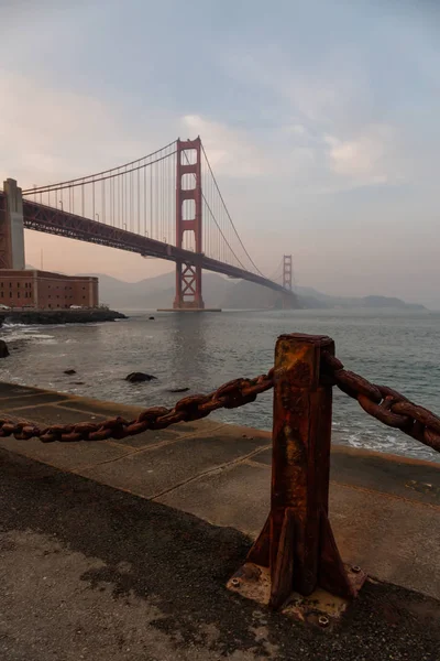 Bir Bulutlu Gün Batımı Sırasında Güzel Görünümü Golden Gate Köprüsü — Stok fotoğraf