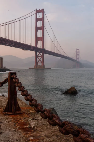 Prachtig Uitzicht Golden Gate Bridge Tijdens Een Bewolkt Zonsondergang Genomen — Stockfoto