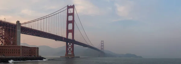 Bela Vista Panorâmica Ponte Golden Gate Durante Pôr Sol Nublado — Fotografia de Stock