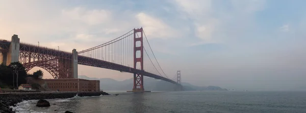 Bela Vista Panorâmica Ponte Golden Gate Durante Pôr Sol Nublado — Fotografia de Stock