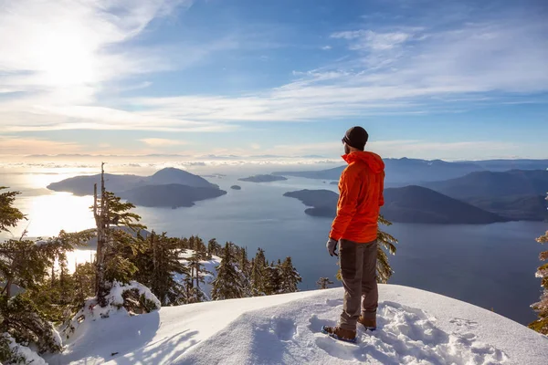 在冬天的日落中 冒险的人在山顶上欣赏美丽的景色 在加拿大 温哥华附近的 Mnt Harvey — 图库照片