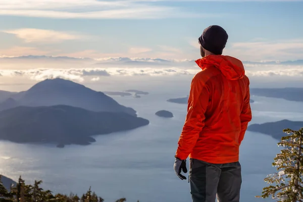 Abenteuerlustige Mann Genießen Die Schöne Aussicht Auf Einem Berg Während — Stockfoto