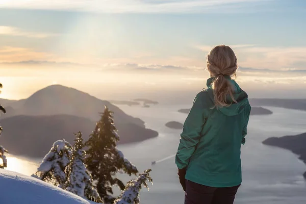 Junge Kaukasische Mädchen Genießen Die Schöne Aussicht Auf Einen Berg — Stockfoto