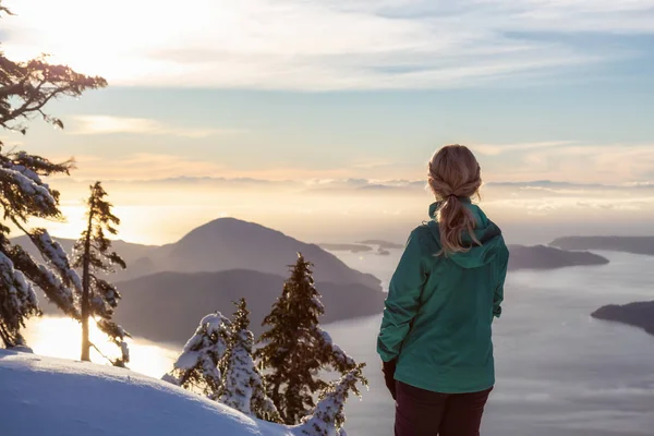 Genç Beyaz Kız Kış Günbatımı Sırasında Bir Dağın Tepesinde Güzel — Stok fotoğraf