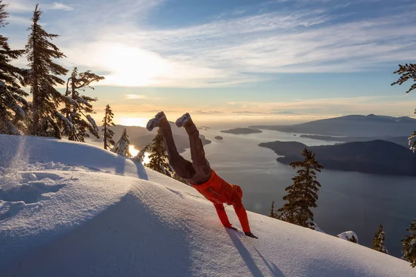 Abenteuerlustige Mann Springt Den Schnee Auf Einem Berg Während Eines — Stockfoto