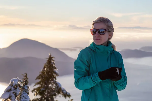 Junges Kaukasisches Mädchen Das Während Eines Wunderschönen Winteruntergangs Auf Einem — Stockfoto