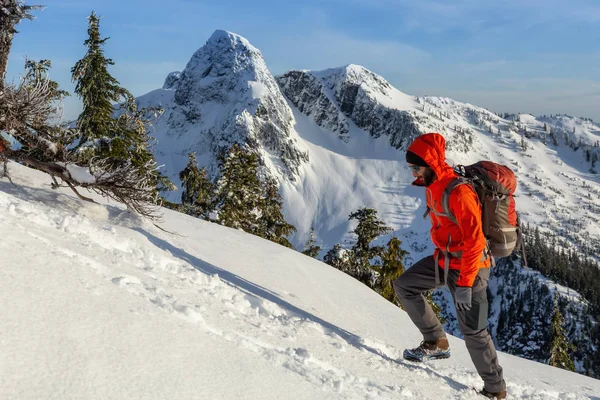 Hombre Que Busca Aventuras Está Caminando Cima Una Montaña Durante — Foto de Stock