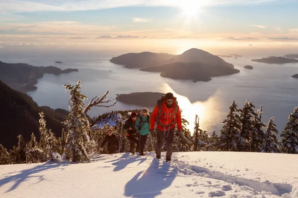 Mnt Harvey, Kuzey Vancouver, Bc, Kanada - 20 Ocak 2019: maceracı arkadaş canlı kış günbatımı sırasında bir dağın tepesine hiking.